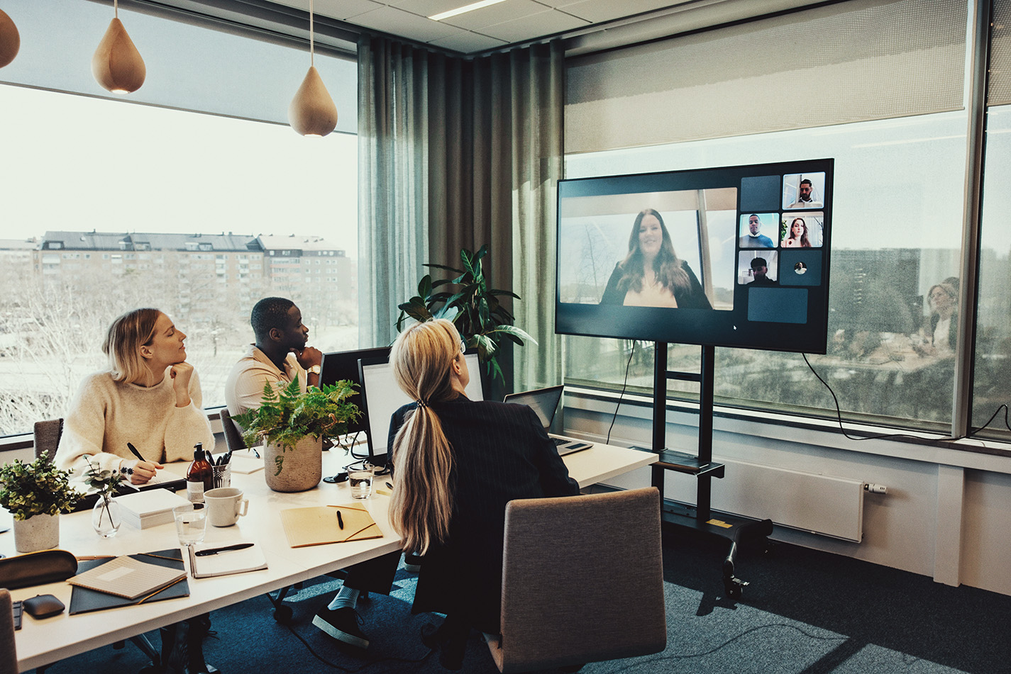 Die fünf häufigsten Herausforderungen bei hybriden Meetings und wie sie gemeistert werden können