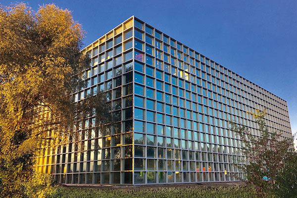 Opacc übergibt Notebooks an Schule